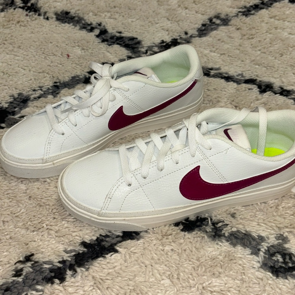 brand new never worn Nike shoes - women’s 8.5